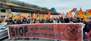 stop-traffici-armi-striscione-Calp-820x369