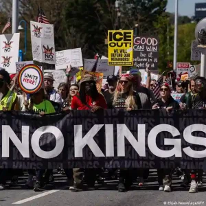 “No Kings – No ICE – No War” and “No Trump”   Μεγαλειώδεις αντικυβερνητικές – αντιπολεμικές διαδηλώσεις στις ΗΠΑ 